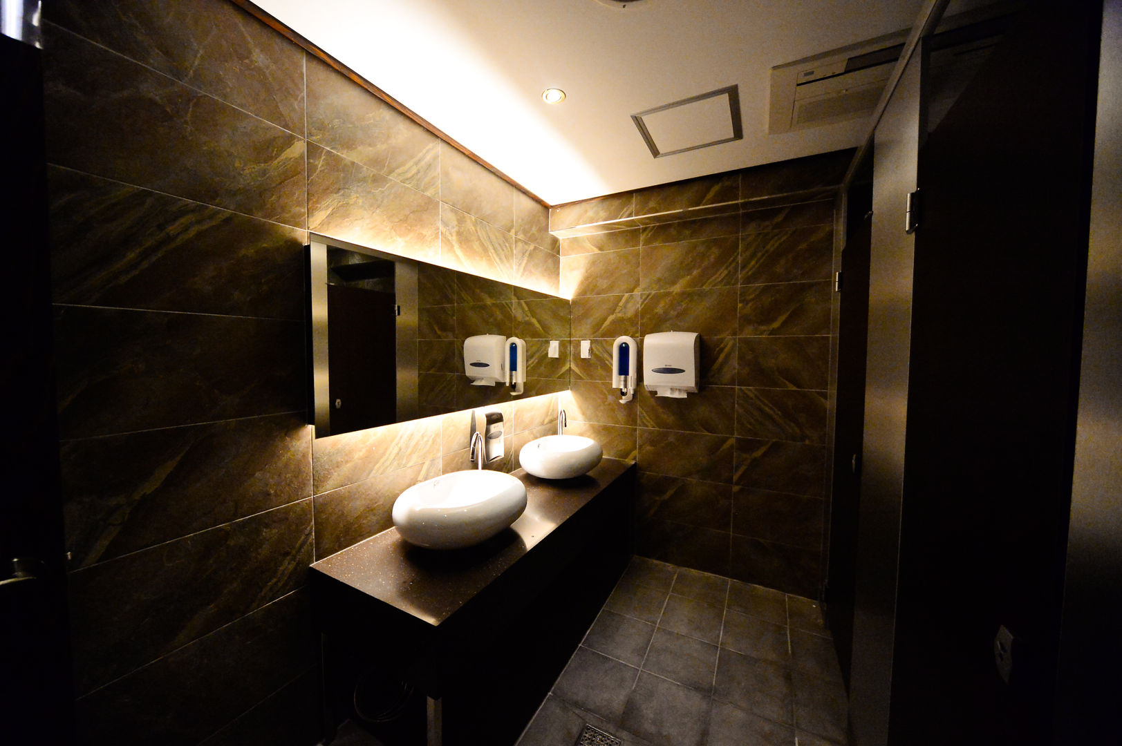 레스토랑 인테리어 RESTAURANT INTERIOR_부산인테리어​, 감자디자인 감자디자인 Classic style bathroom