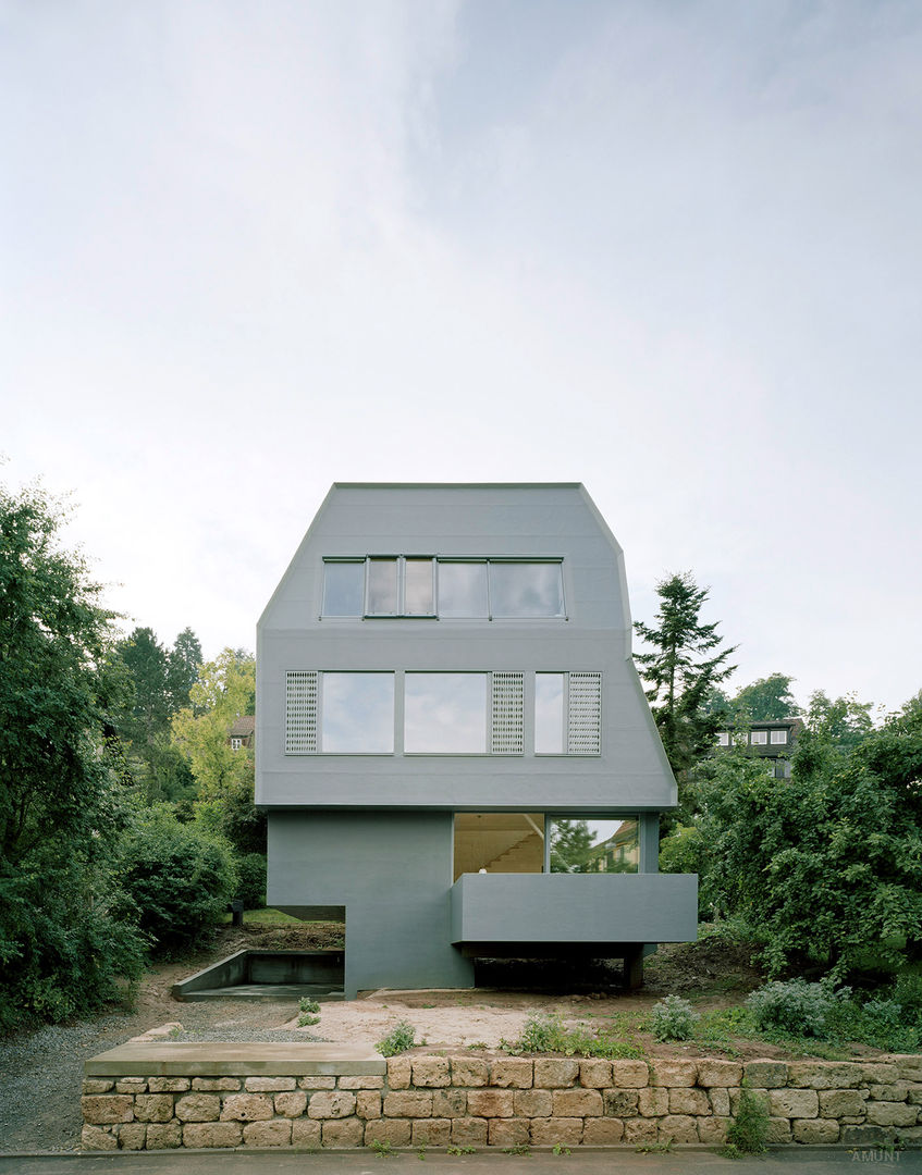 Kleines Haus ganz groß: Holzhaus für eine große Familie AMUNT Architekten in Stuttgart und Aachen Holzhaus Holz Holznachbildung Großzügigkeit,Holzhaus,Massivholz,lichtdurchflutet,großer Balkon,große Fenster,Nachhaltigkeit,Nachhaltiges Bauen,Vorfertigung,schnelle Bauphase