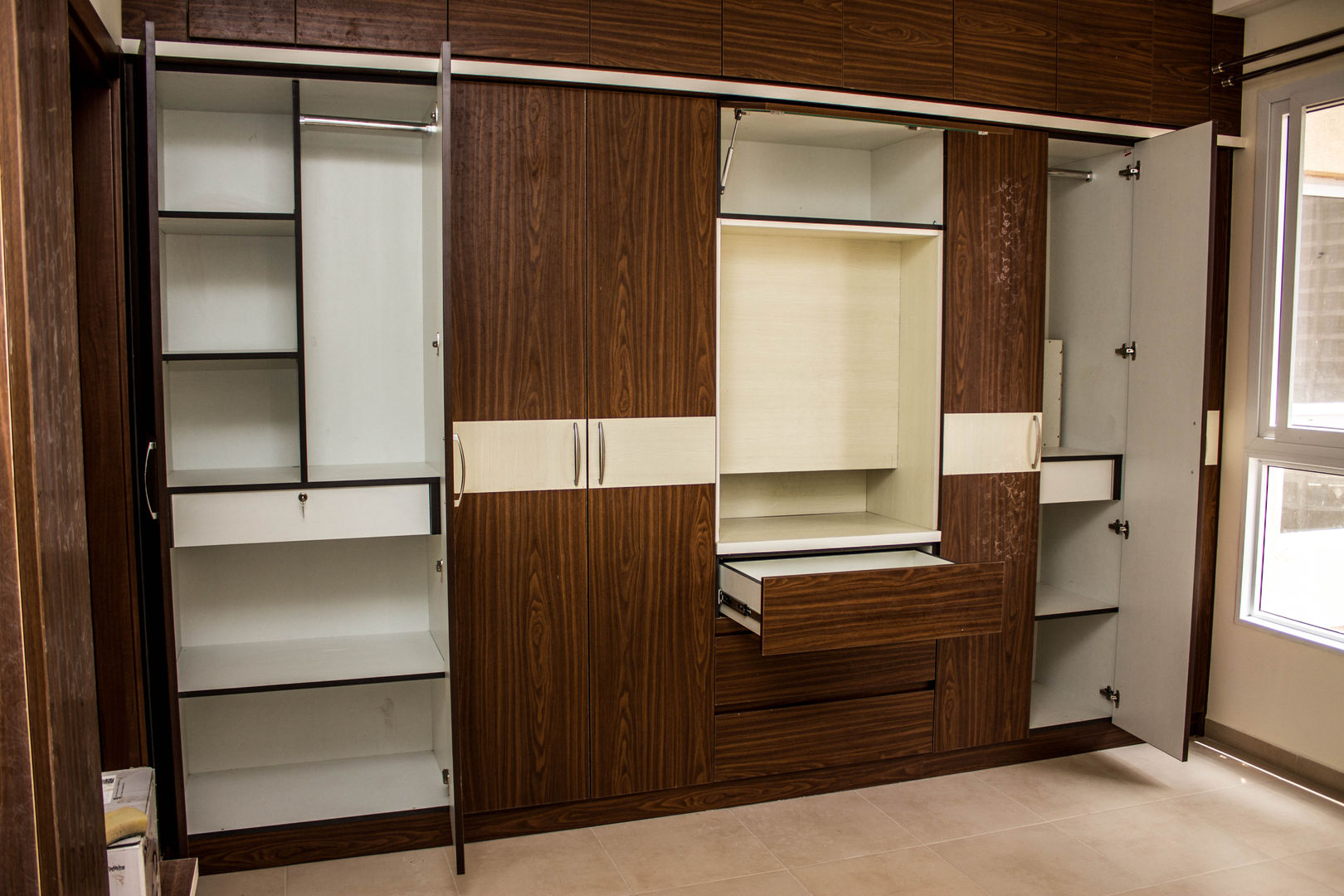 WALL TO WALL WARDROBE IN MASTER BEDROOM SSDecor Small bedroom انجینئر لکڑی Transparent