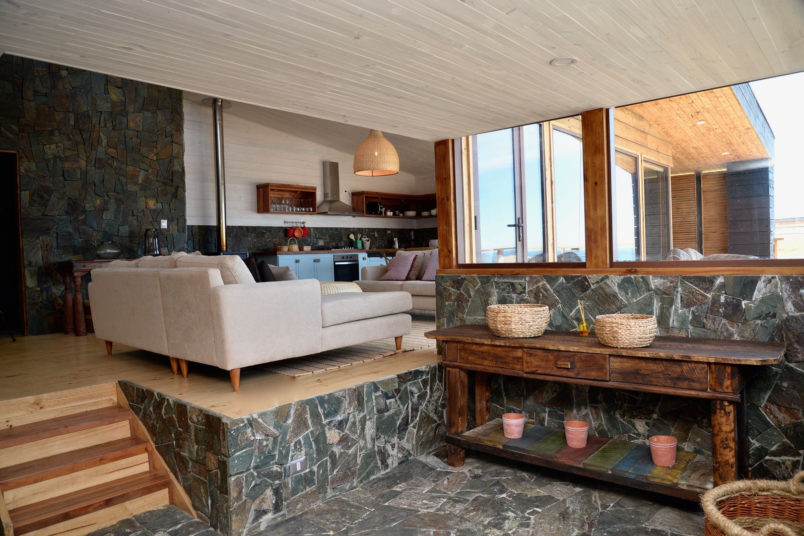 LOTE 3, CONDOMINIO PICHILEMU, KIMCHE ARQUITECTOS KIMCHE ARQUITECTOS الممر الحديث، المدخل و الدرج حجر