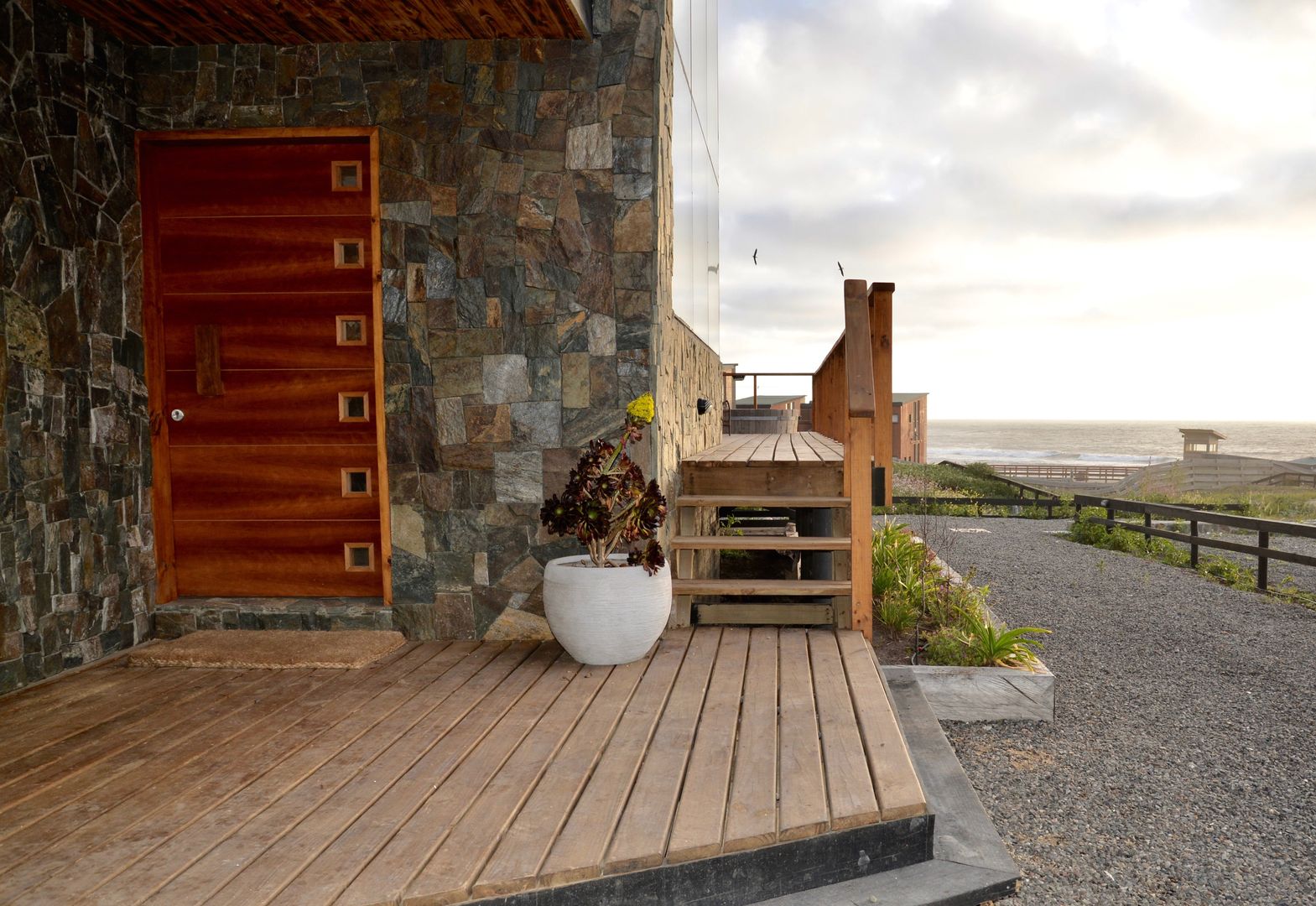 LOTE 3, CONDOMINIO PICHILEMU, KIMCHE ARQUITECTOS KIMCHE ARQUITECTOS 木造住宅 石