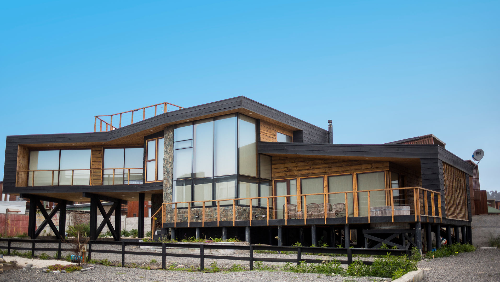 LOTE 3, CONDOMINIO PICHILEMU, KIMCHE ARQUITECTOS KIMCHE ARQUITECTOS 木造住宅 木 木目調