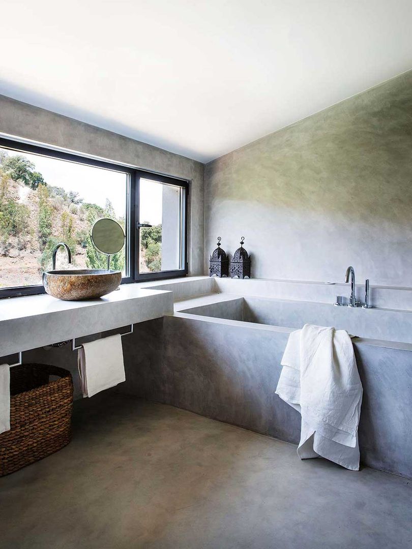 Baño con bañera y ducha de obra MIV STUDIO Baños de estilo rústico Arenisca baño de obra,baño gris,bañera de obra