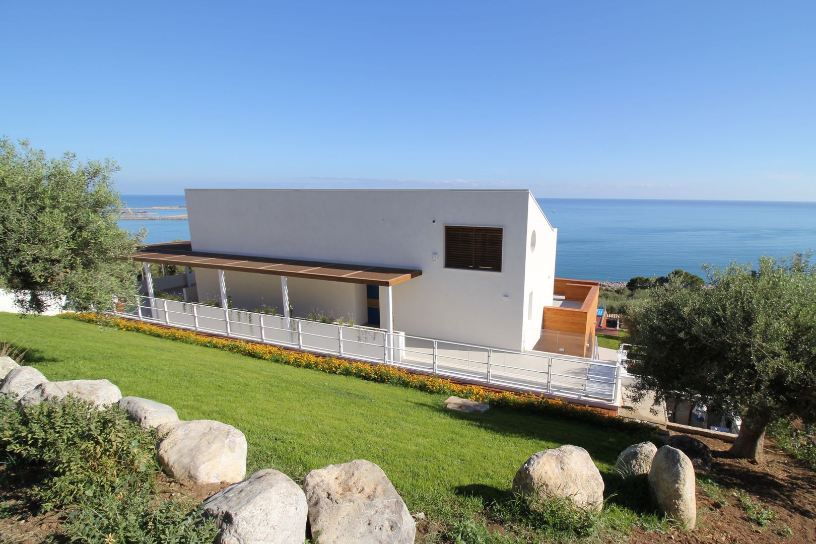 CASA UNIFAMILIARE: INTONCO BIANCO E RIVESTIMENTO IN LEGNO, Giuseppe Rappa & Angelo M. Castiglione Giuseppe Rappa & Angelo M. Castiglione Villas لکڑی Wood effect