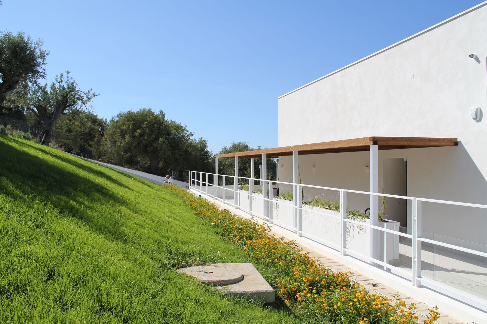 CASA UNIFAMILIARE: INTONCO BIANCO E RIVESTIMENTO IN LEGNO, Giuseppe Rappa & Angelo M. Castiglione Giuseppe Rappa & Angelo M. Castiglione Villas لکڑی Wood effect