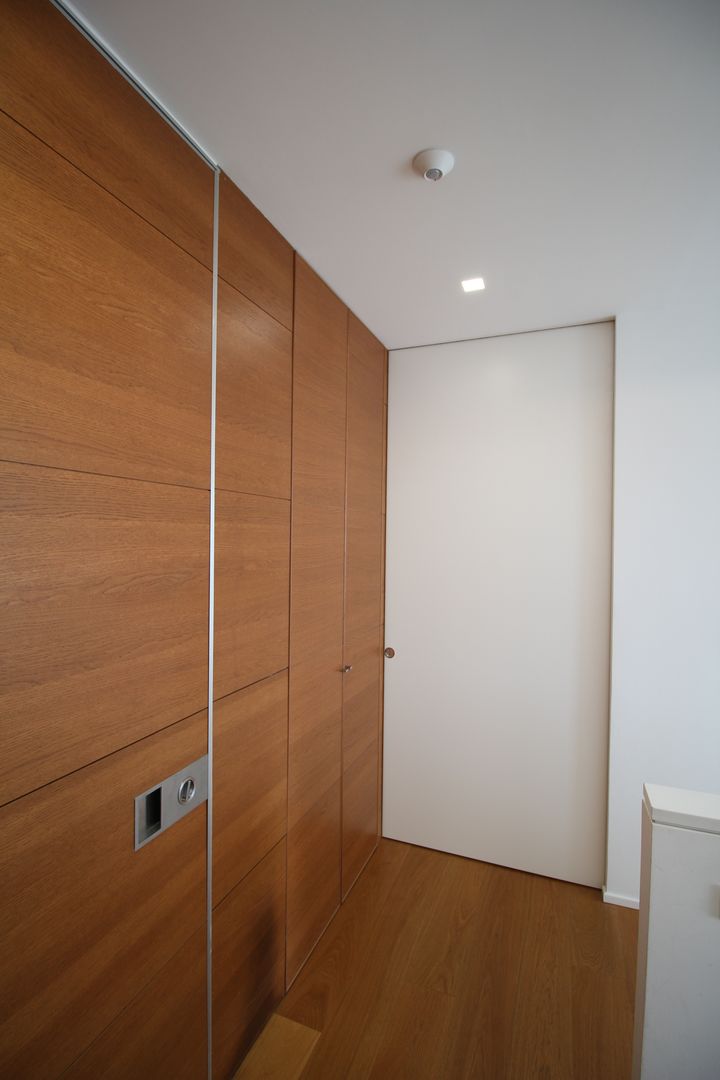 CASA UNIFAMILIARE: INTONCO BIANCO E RIVESTIMENTO IN LEGNO, Giuseppe Rappa & Angelo M. Castiglione Giuseppe Rappa & Angelo M. Castiglione Modern corridor, hallway & stairs لکڑی Wood effect