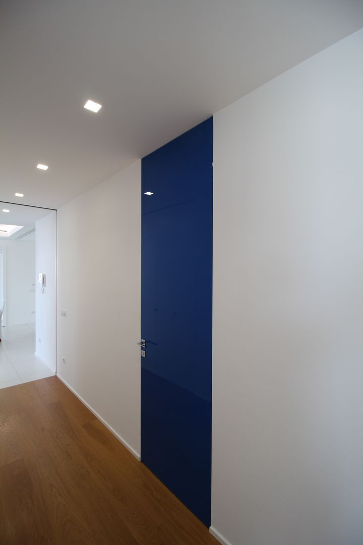 CASA UNIFAMILIARE: INTONCO BIANCO E RIVESTIMENTO IN LEGNO, Giuseppe Rappa & Angelo M. Castiglione Giuseppe Rappa & Angelo M. Castiglione Modern Corridor, Hallway and Staircase Wood Wood effect