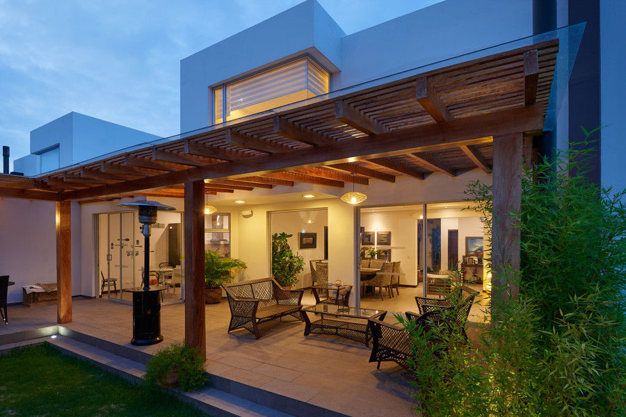 homify Balcones y terrazas de estilo clásico Madera Acabado en madera