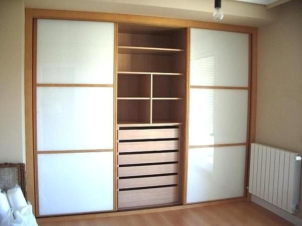 homify Classic style bedroom Wardrobes & closets