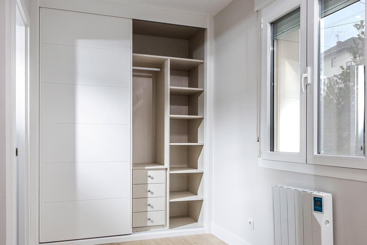 homify Classic style bedroom Wardrobes & closets