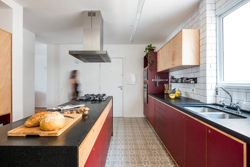 Cozinha versátil e cheia de personalidade INÁ Arquitetura Built-in kitchens