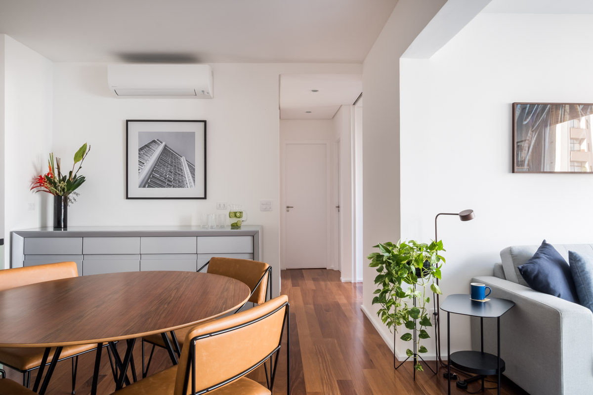 Sala e sala de jantar integrados INÁ Arquitetura Minimalist dining room