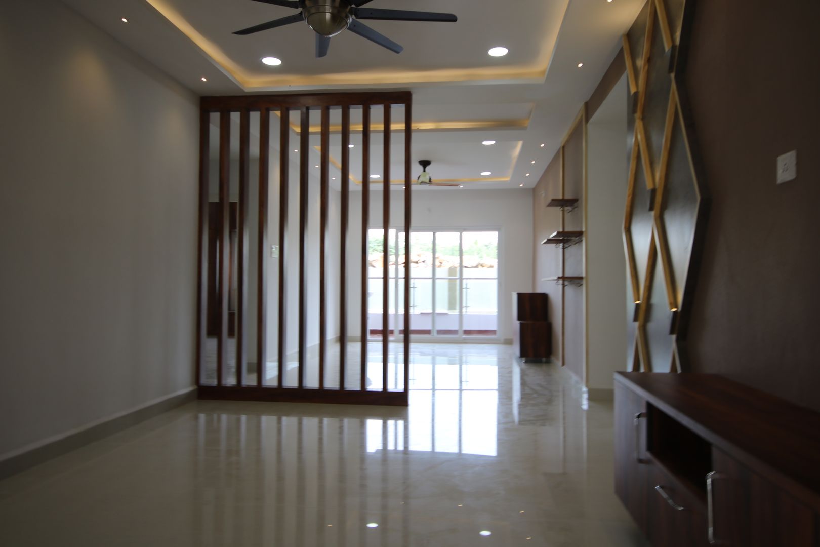 Mr Lidhin & Sona - Greenspace Hyve - 3BHK - Hyderabad, Enrich Interiors & Decors Enrich Interiors & Decors Soggiorno in stile rustico Compensato