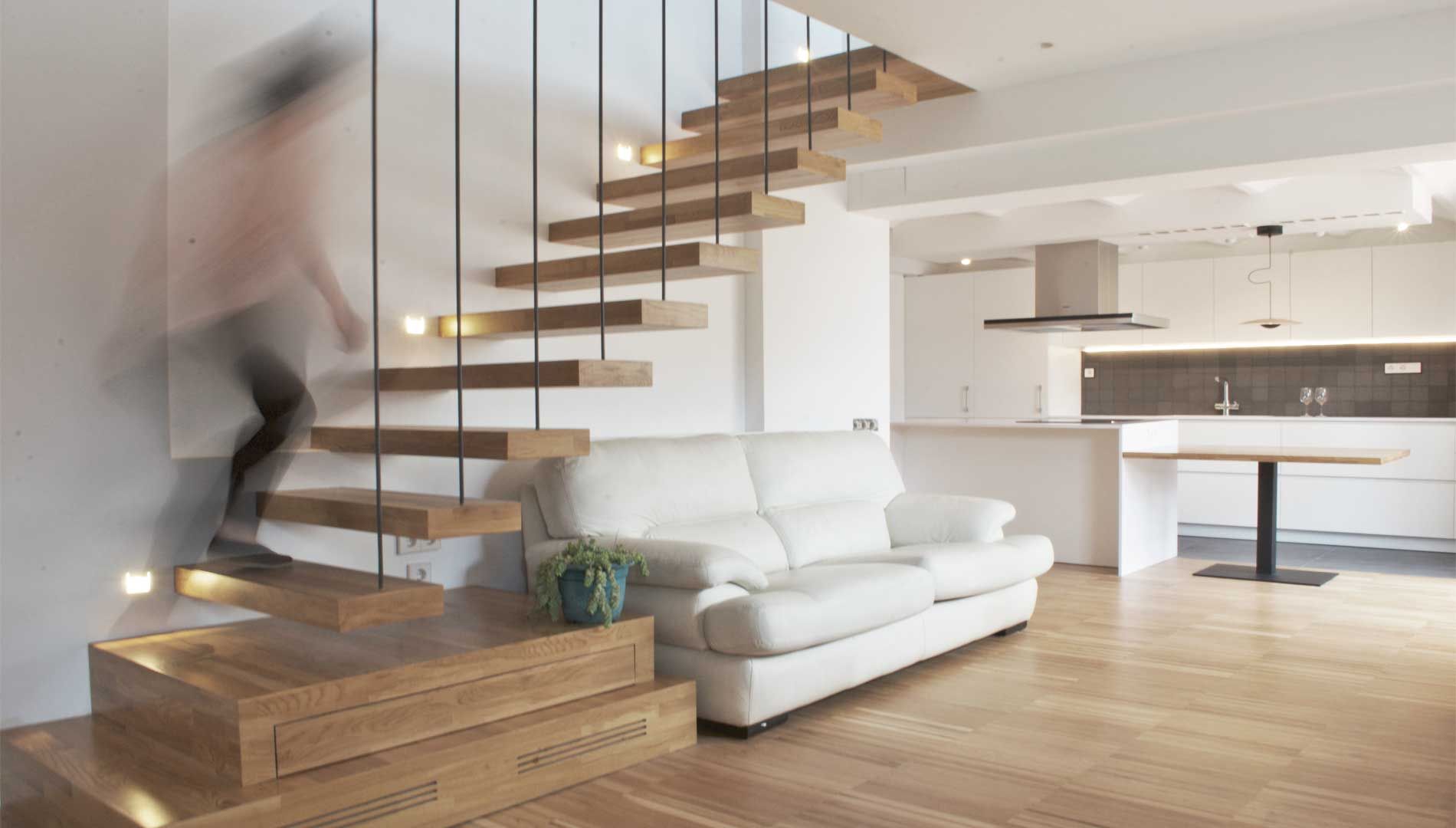 Sala de estar MANGRANA arquitectes Escaleras Madera Acabado en madera