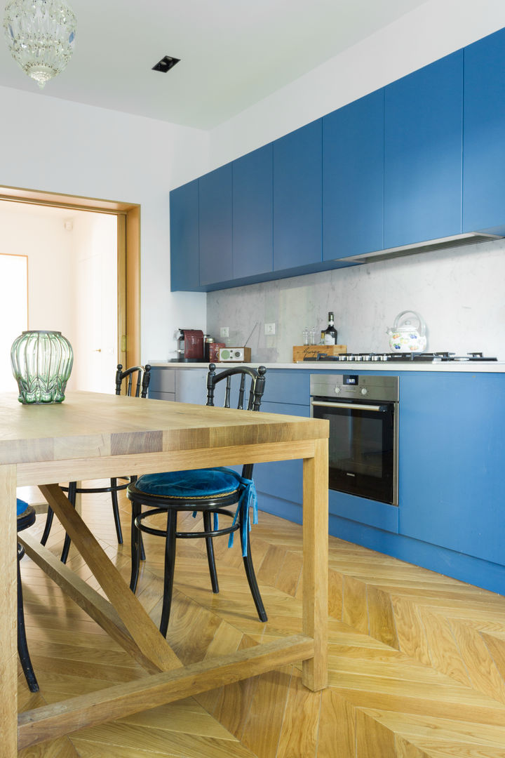 Blu rovere Arbit Studio Cucina attrezzata Legno Effetto legno cucina,kitchen,blu,laccata,parquet,spina francese,rovere,massello,tavolo,porte scorrevoli,marmo di carrara,interior design