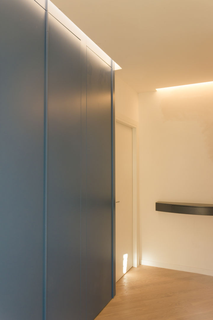 The Blue house, Arbit Studio Arbit Studio Modern Corridor, Hallway and Staircase Wood Wood effect