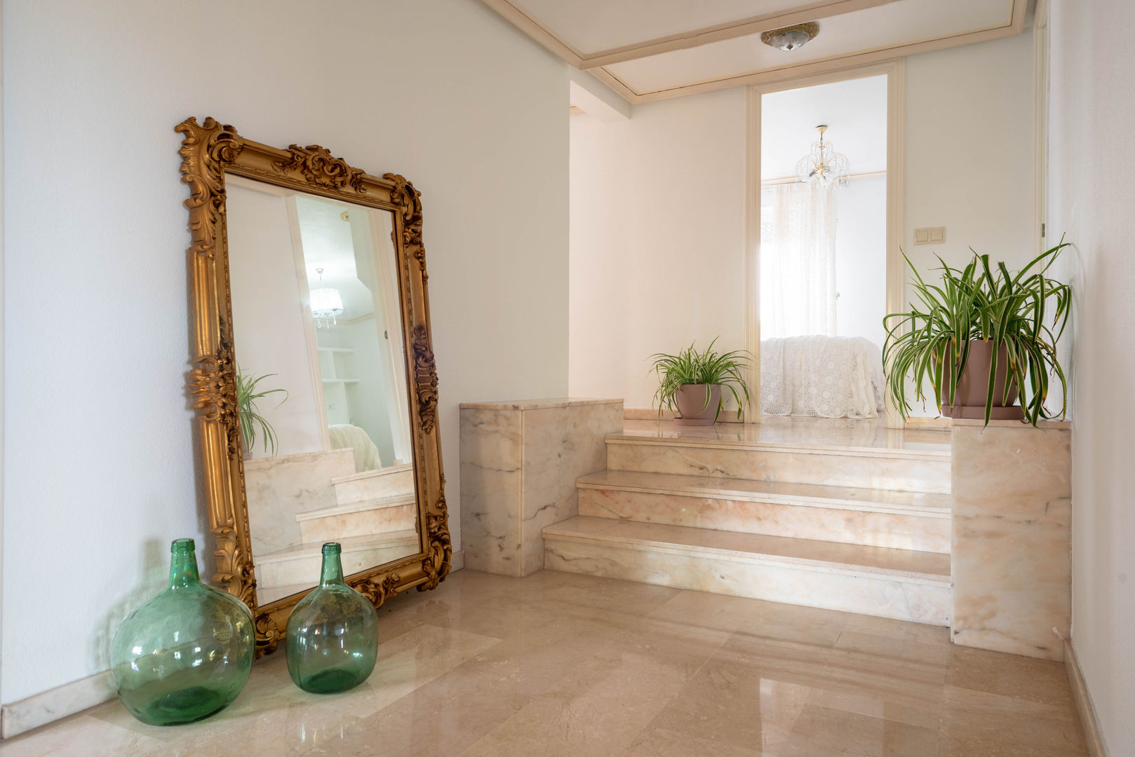 Villa Maribel , Bhoga Home Staging Bhoga Home Staging Classic style corridor, hallway and stairs