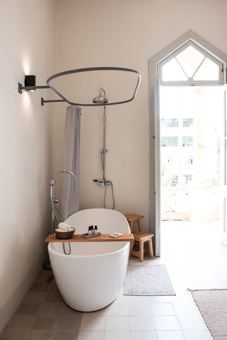Casa Voss / Concept House, Heftye Arquitectura Heftye Arquitectura Colonial style bathroom Bathtubs & showers
