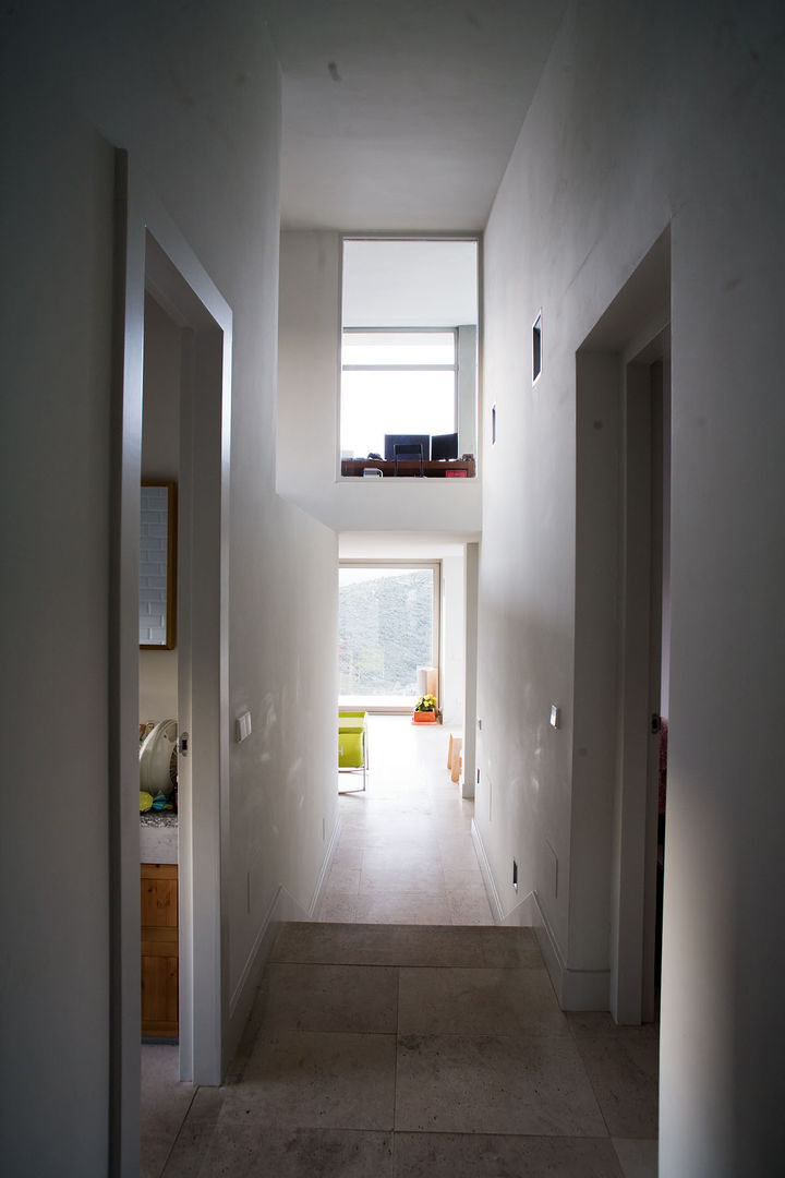 Casas con alma, arquitectura en Madrid, Otto Medem Arquitecto vanguardista en Madrid Otto Medem Arquitecto vanguardista en Madrid Minimalist corridor, hallway & stairs