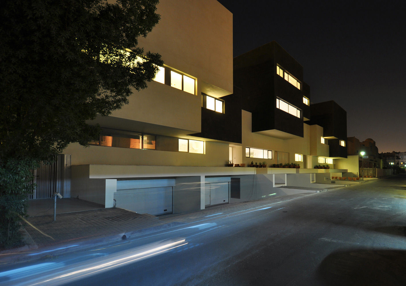 Proyecto de diseño y construcción de 6 casas unifamiliares adosadas de dos pisos , AGi architects arquitectos y diseñadores en Madrid AGi architects arquitectos y diseñadores en Madrid Condominios Concreto