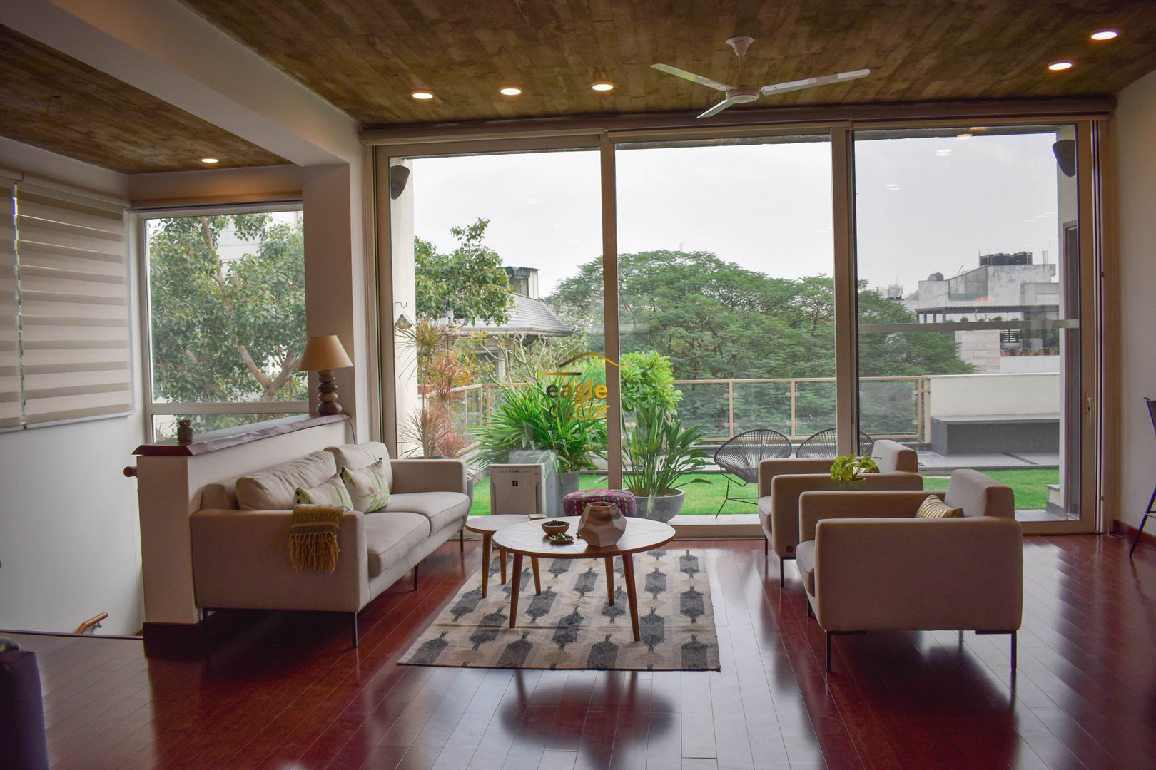 4 BHK luxury residential interior, location greater-kailash delhi , Eagle Decor Eagle Decor Salas de estar modernas Têxtil Ambar/dourado Sofás e divãs