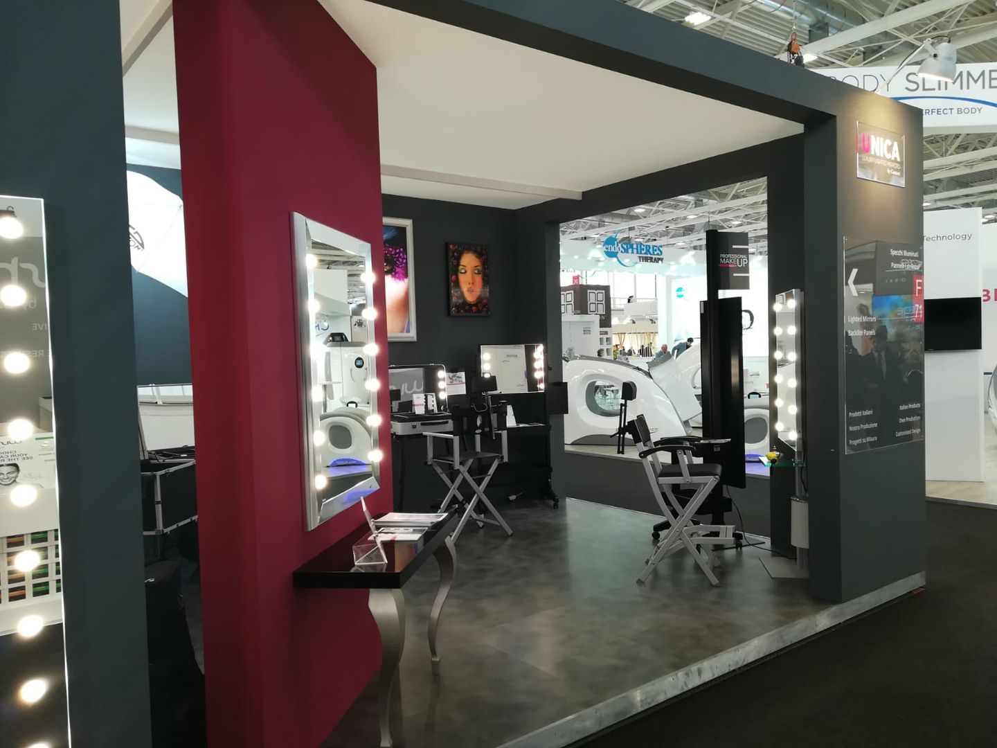 Eleganti specchi a led presentati al Cosmoprof di Bologna