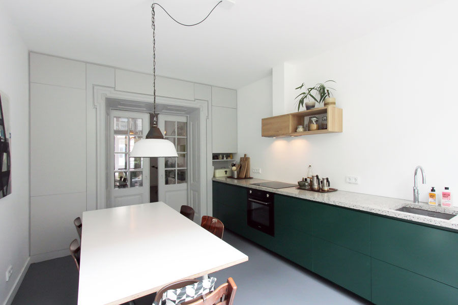 Donker groene keuken en terazzo blad KOBS interieurarchitectuur Moderne keukens Graniet keuken,granitto,terazzo,donker groen,Werkbladen