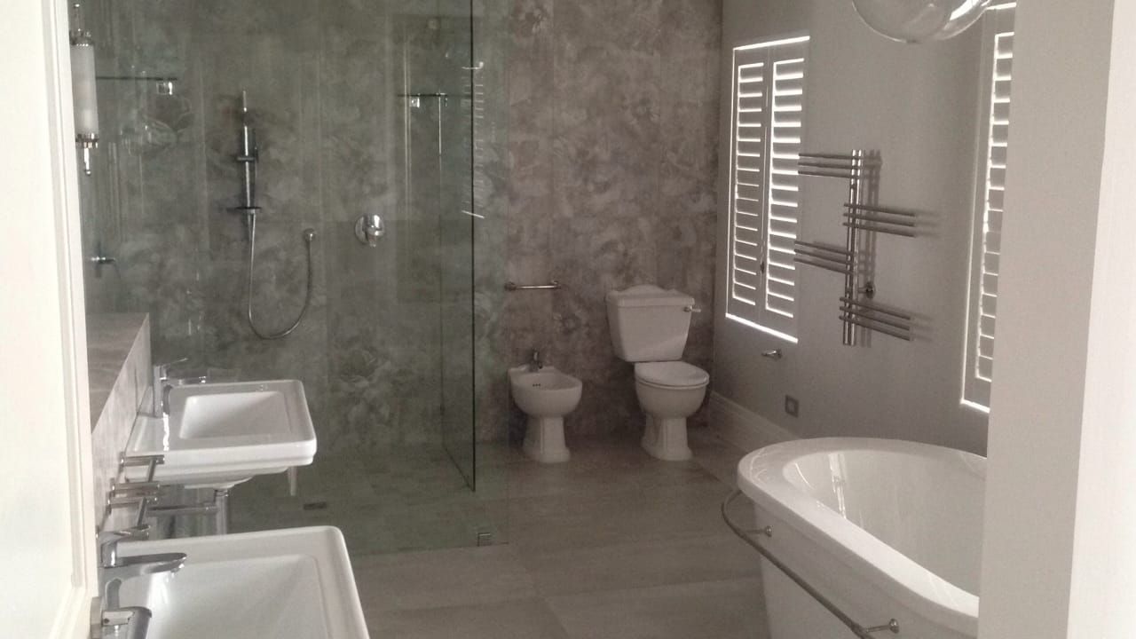 Bathroom Renovations, Beton Haus (PTY) LTD Beton Haus (PTY) LTD Moderne badkamers