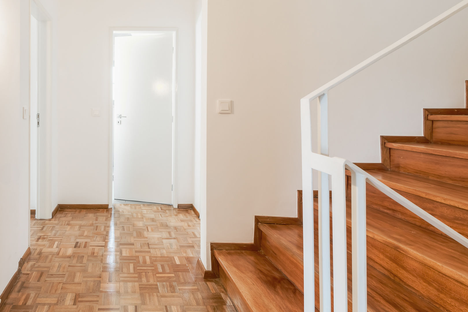 Reabilitação dos interiores em Casa de Campo, Rima Design Rima Design Scandinavian style corridor, hallway& stairs