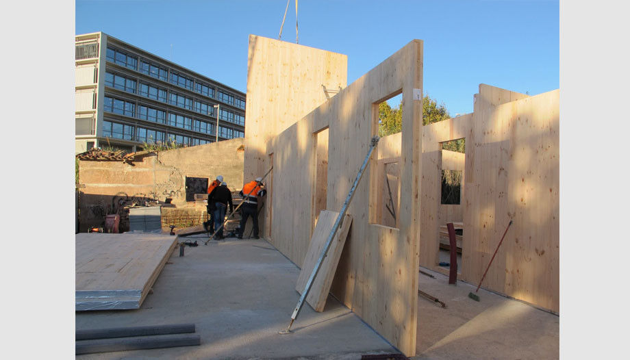 Diseño y construcción de una casa de bajo consumo en Sant Cugat del Vallès , LaBoqueria Taller d'Arquitectura i Disseny Industrial: de estilo industrial de LaBoqueria Taller d'Arquitectura i Disseny Industrial, Industrial