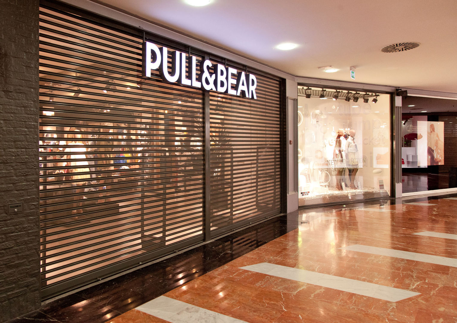 PULL&BEAR Roller shutter, T. Hernani T. Hernani Gewerbeflächen Metall Einkaufscenter