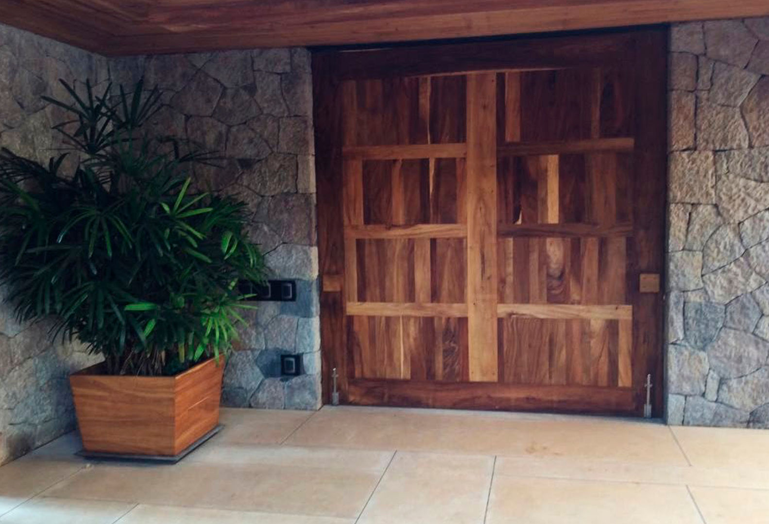 Casa Valle de Bravo , Spazio Interior Spazio Interior Front doors Solid Wood Multicolored