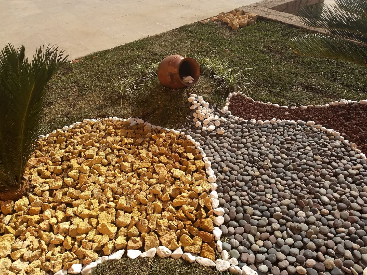 Diseño y construcción de jardín en Taxco, Guerrero , VIVERO LA FLOR DE MORELOS VIVERO LA FLOR DE MORELOS فناء أمامي