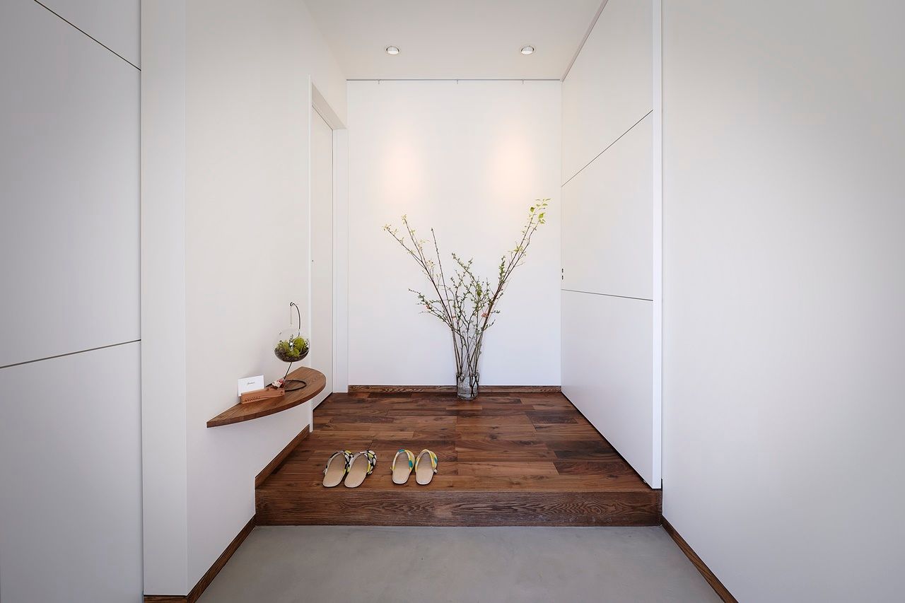 桜の似合う家, 空間工房株式会社 空間工房株式会社 Industrial style corridor, hallway and stairs