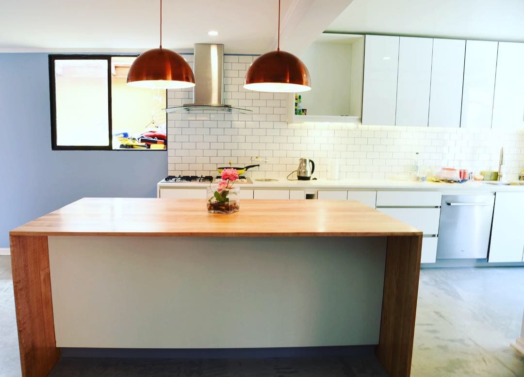 Remodelación Casa J&M - Cocina MMAD studio - arquitectura interiorismo & mobiliario - Cocinas modernas Madera maciza Multicolor Almacenamiento y despensa