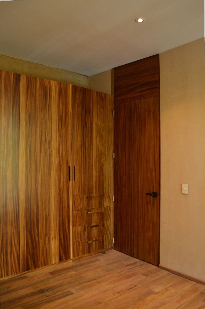Clóset recámara MOKALI Carpintería Residencial Puertas modernas Madera maciza Multicolor