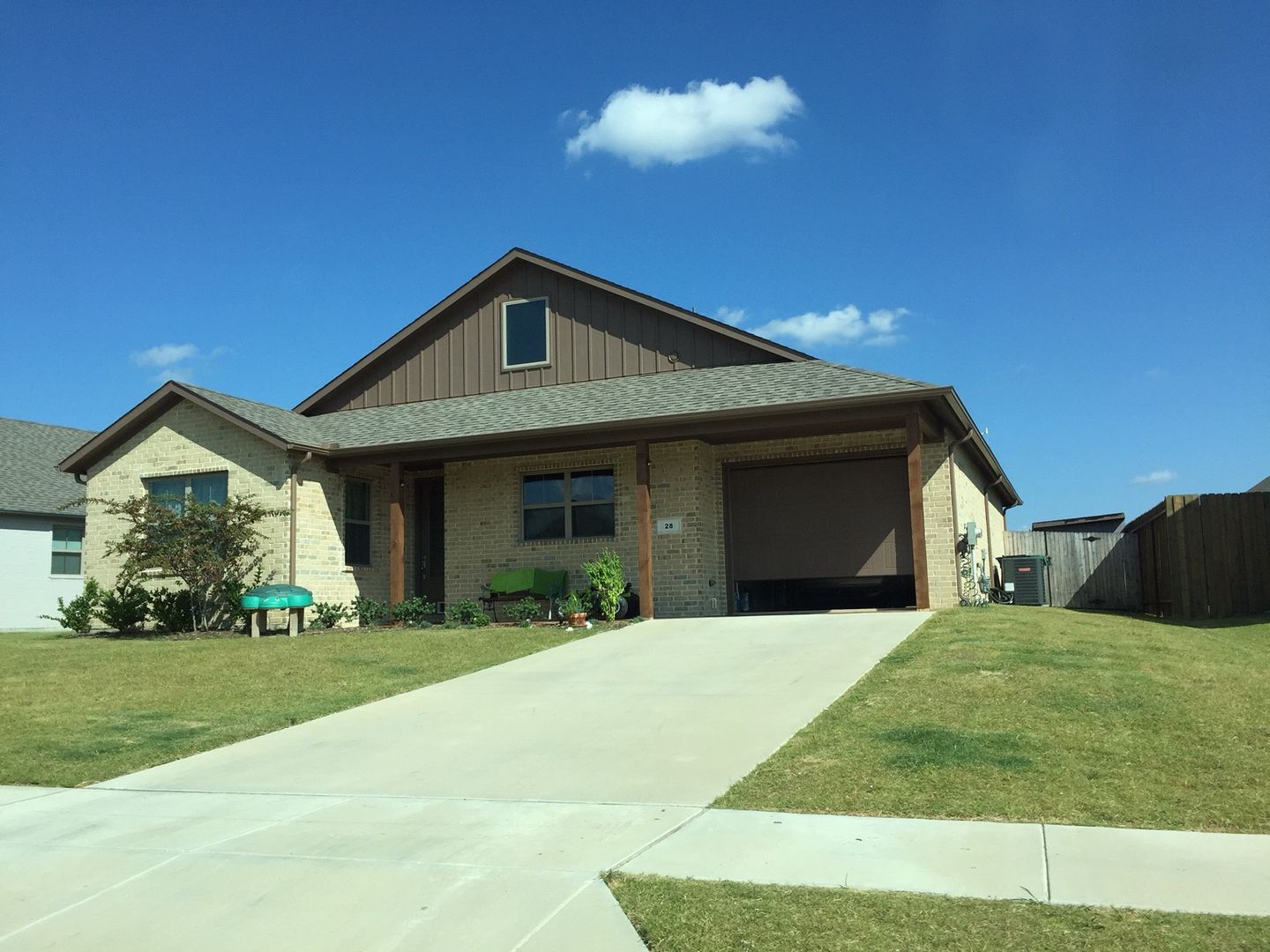 Model Home Sable Creek,Texas, Ground 11 Architects Ground 11 Architects モダンな 家