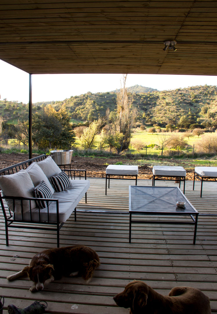 Diseño de casa Eco en Colchagua, INFINISKI INFINISKI Moderne balkons, veranda's en terrassen