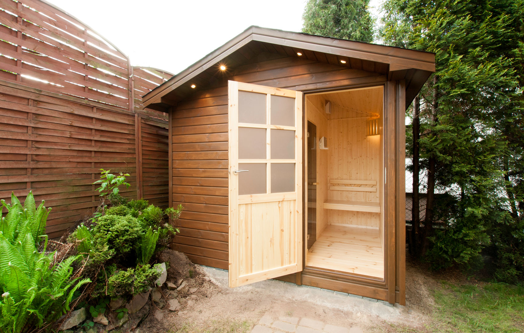 Zewnętrzna sauna ze świerku skandynawskiego, Safin Safin 모던스타일 정원
