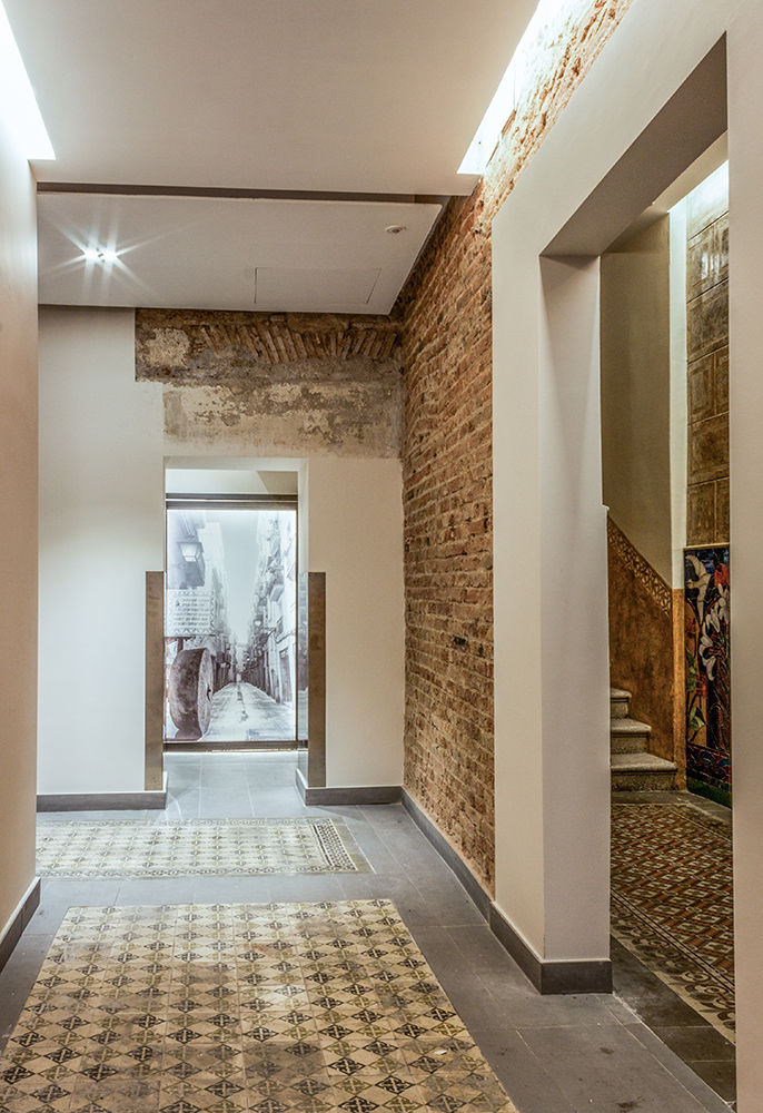 Rehabilitación de finca de 1.880 en Barcelona, Xmas Arquitectura e Interiorismo para reformas y nueva construcción en Barcelona Xmas Arquitectura e Interiorismo para reformas y nueva construcción en Barcelona Classic style corridor, hallway and stairs Bricks