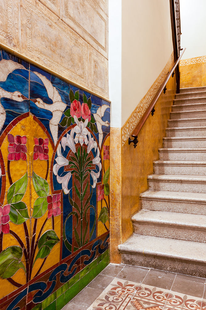 Escalera de edificio con estucos originales Xmas Arquitectura e Interiorismo para reformas y nueva construcción en Barcelona Escaleras