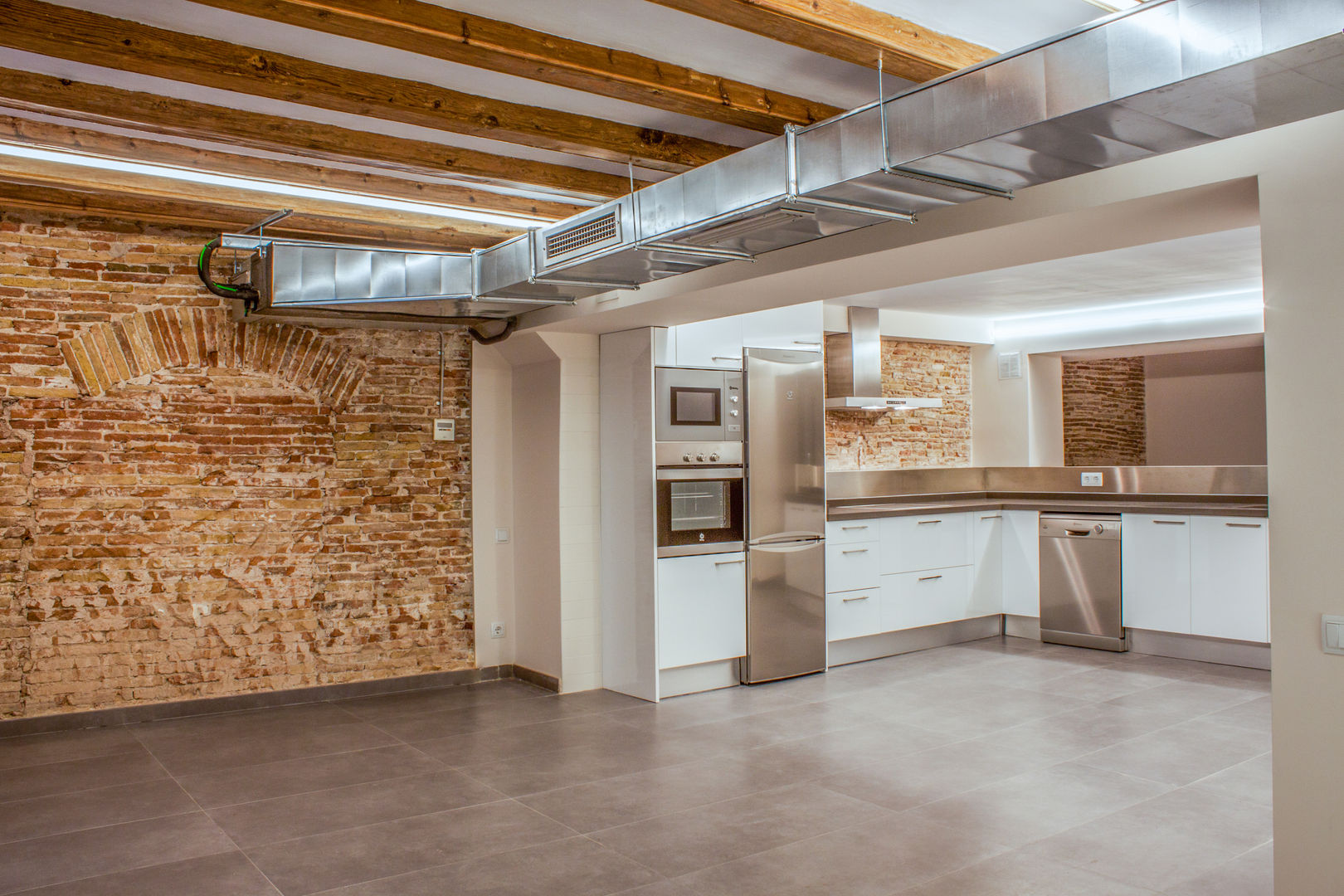 Cocina integrada en el salón Xmas Arquitectura e Interiorismo para reformas y nueva construcción en Barcelona Cocinas industriales