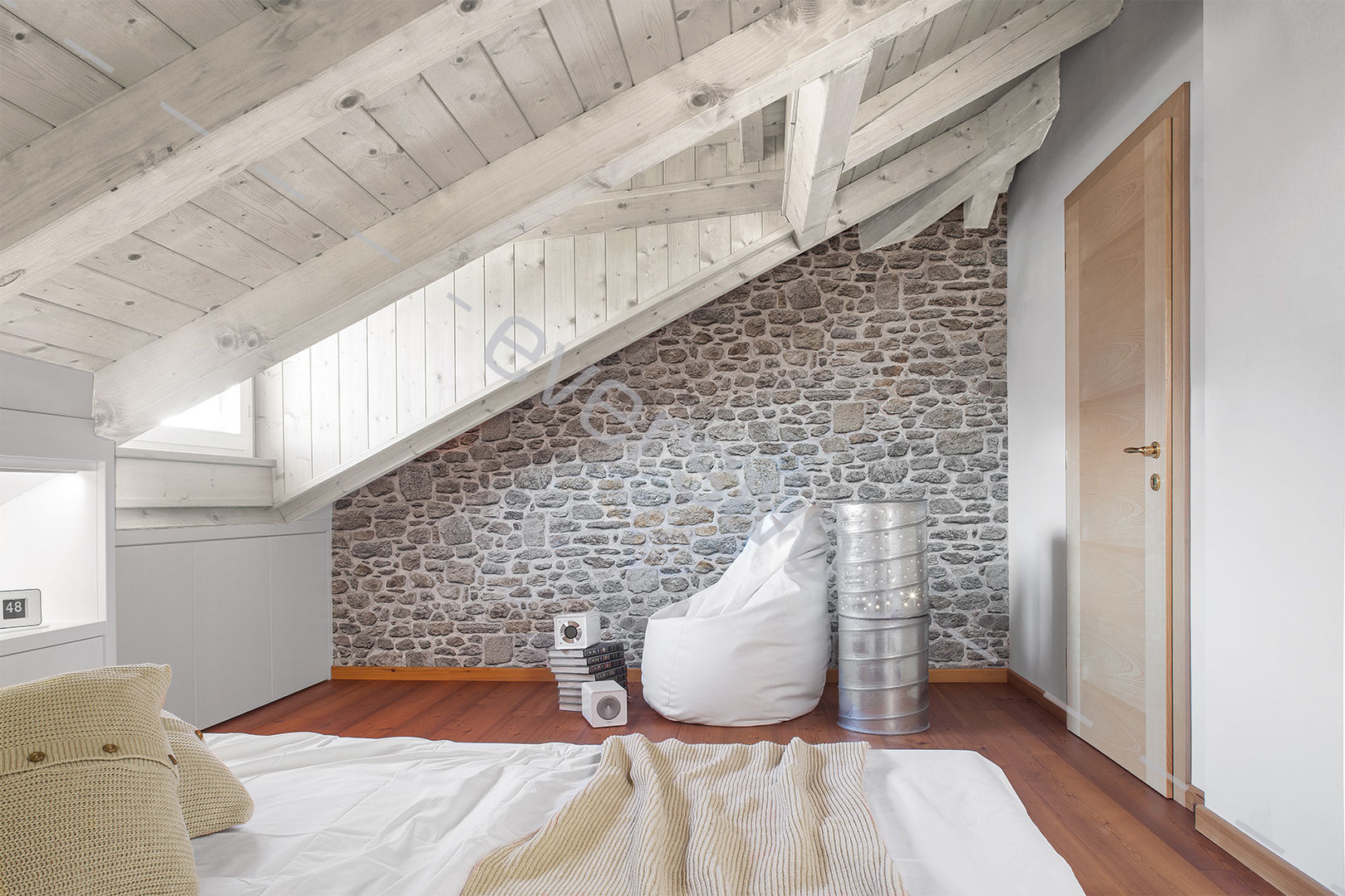 CAMERA SOTTOTETTO CON ARMADIO SU MISURA, Eversivo Eversivo Minimalist bedroom Stone