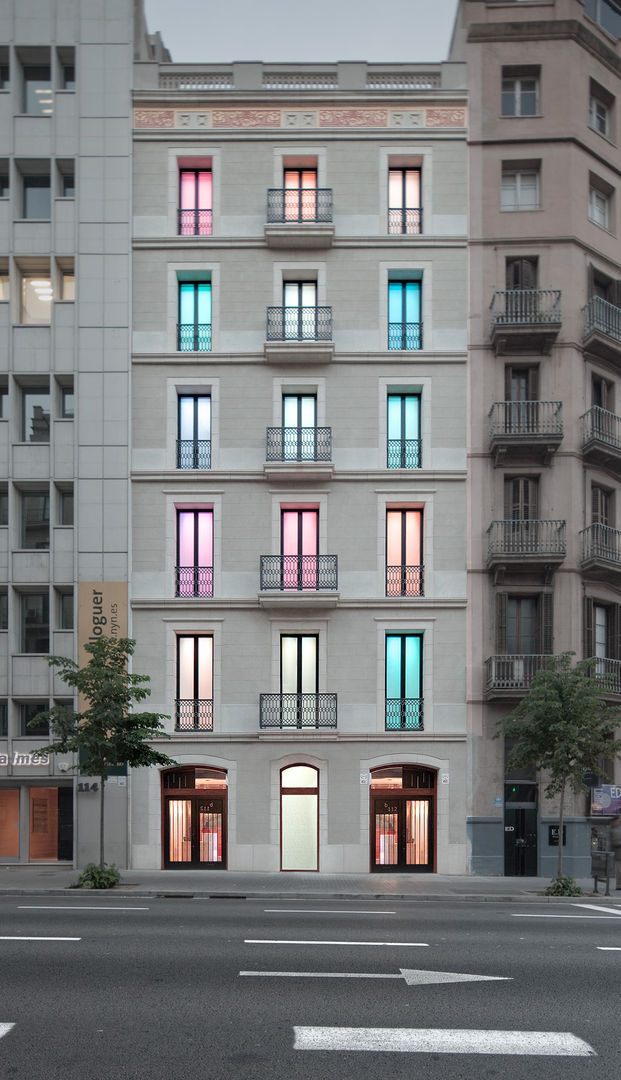 Fachada iluminada con leds Xmas Arquitectura e Interiorismo para reformas y nueva construcción en Barcelona Espacios comerciales Oficinas y Tiendas