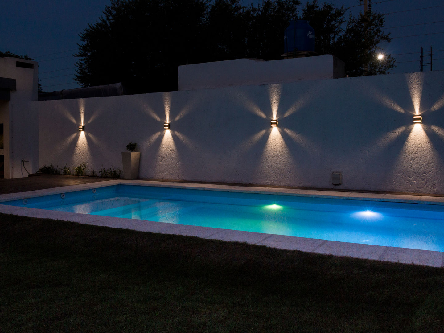 ILUMINACIÓN ESCENOGRÁFICA CLAUDIA BREPPE Jardines de estilo minimalista