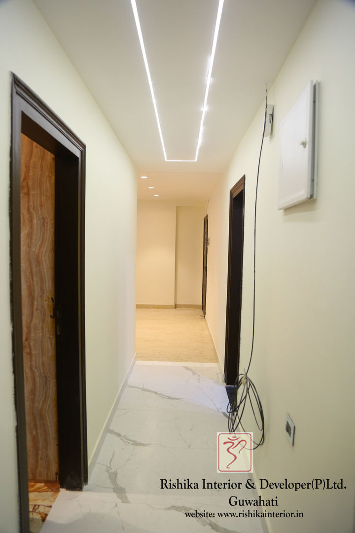 Corridor and Hallway Rishika Interior & Developer (p) Ltd. Modern corridor, hallway & stairs