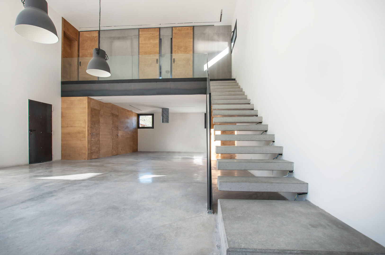 Casa personalizada de estilo rústica en El Espinar, Madrid, MODULAR HOME MODULAR HOME Stairs Concrete