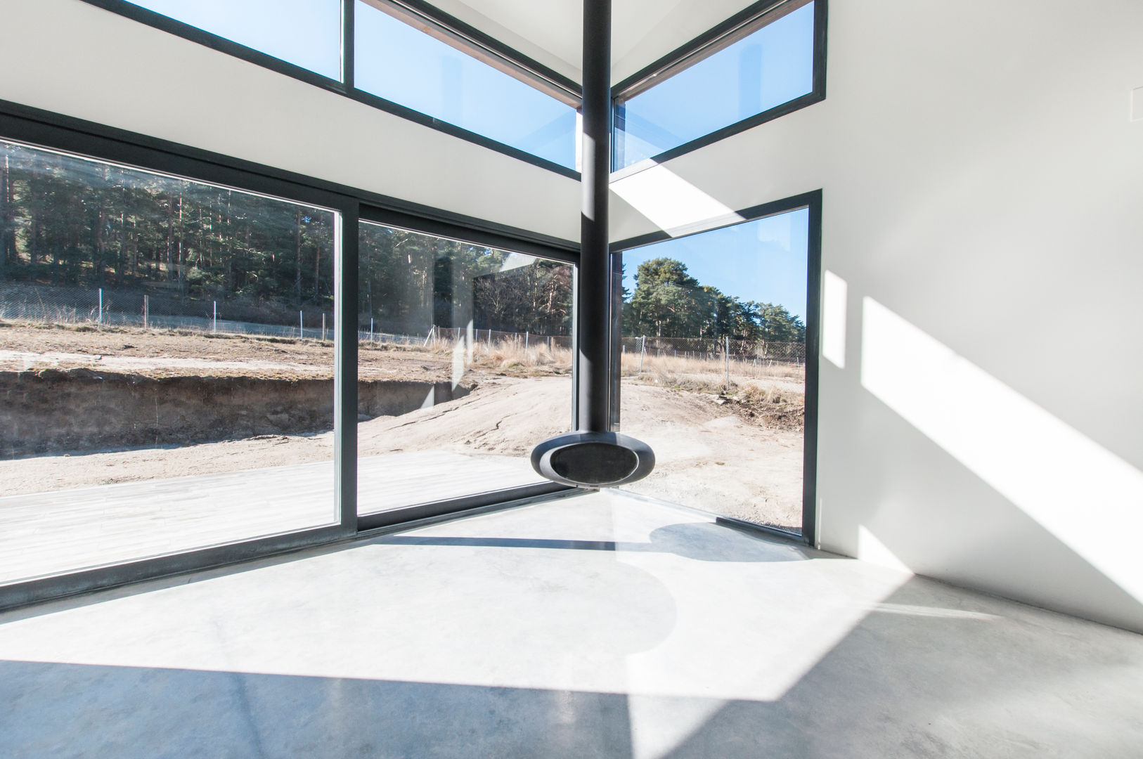 Casa personalizada de estilo rústica en El Espinar, Madrid, MODULAR HOME MODULAR HOME モダンデザインの リビング ガラス