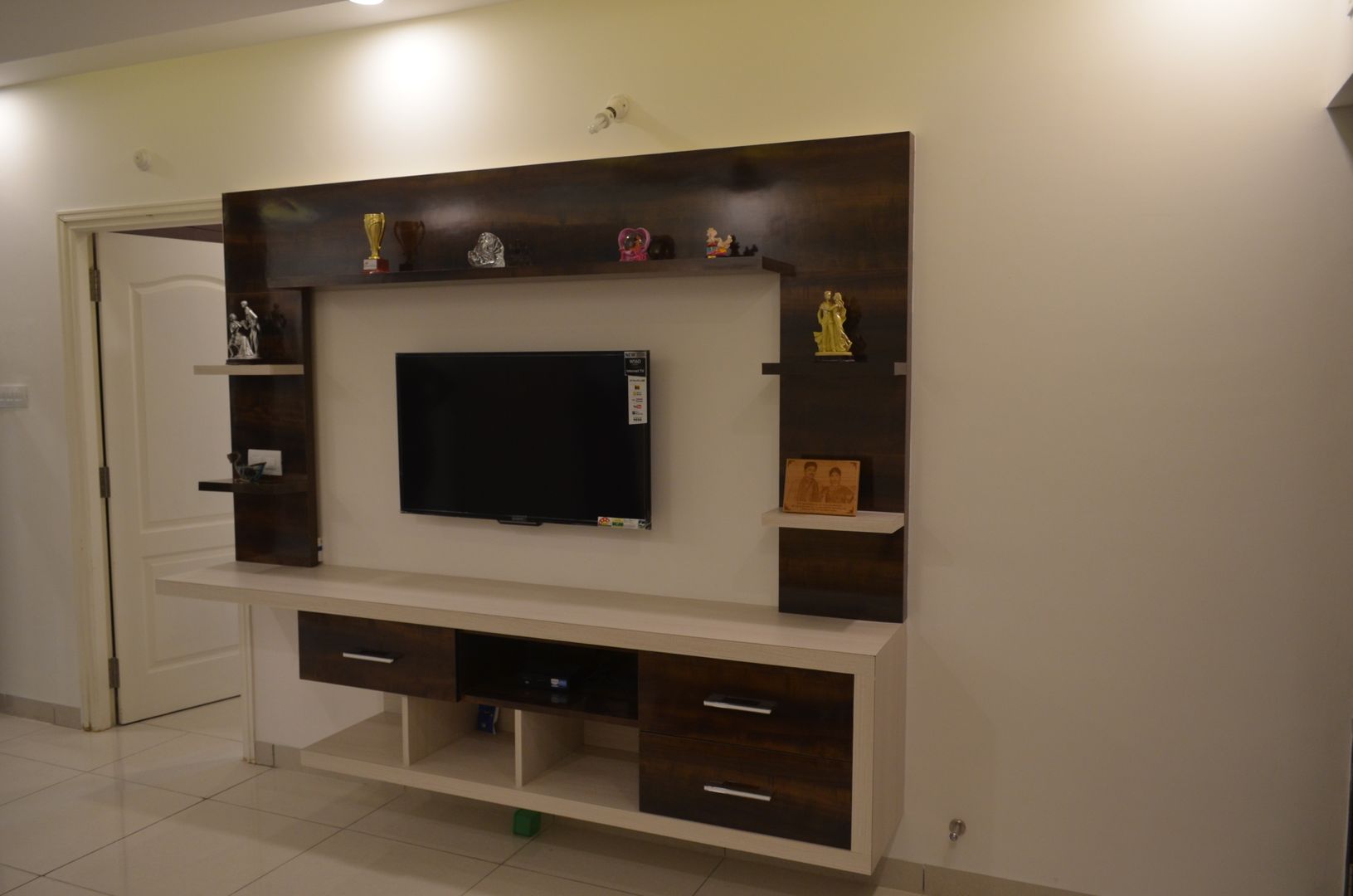 Minimalistic Designed flat, Vdezin Interiors Vdezin Interiors غرفة المعيشة خزانات التلفزيون الجانبية