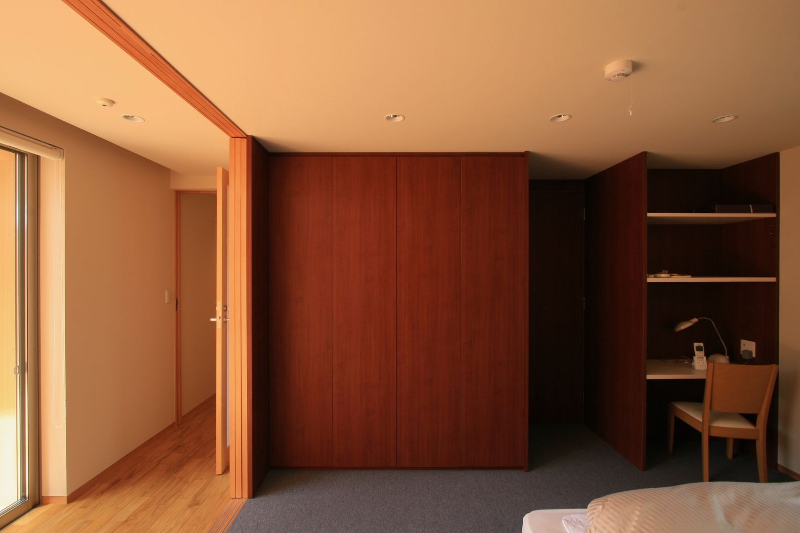 ホテルのような寝室 TOGODESIGN 北欧スタイルの 寝室 合板（ベニヤ板） 木目調 寝室,ベッドルーム,クローゼット,大きなクローゼット,広い寝室,広いベッドルーム